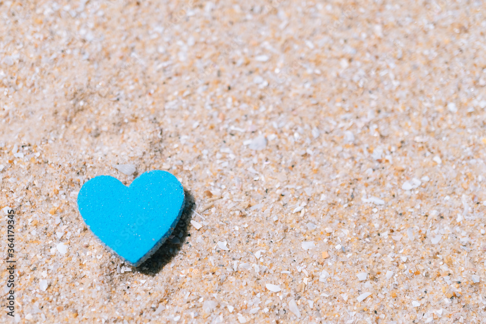 Obraz premium Heart shape on sand at summer beach with copy space. Valentine day concept.
