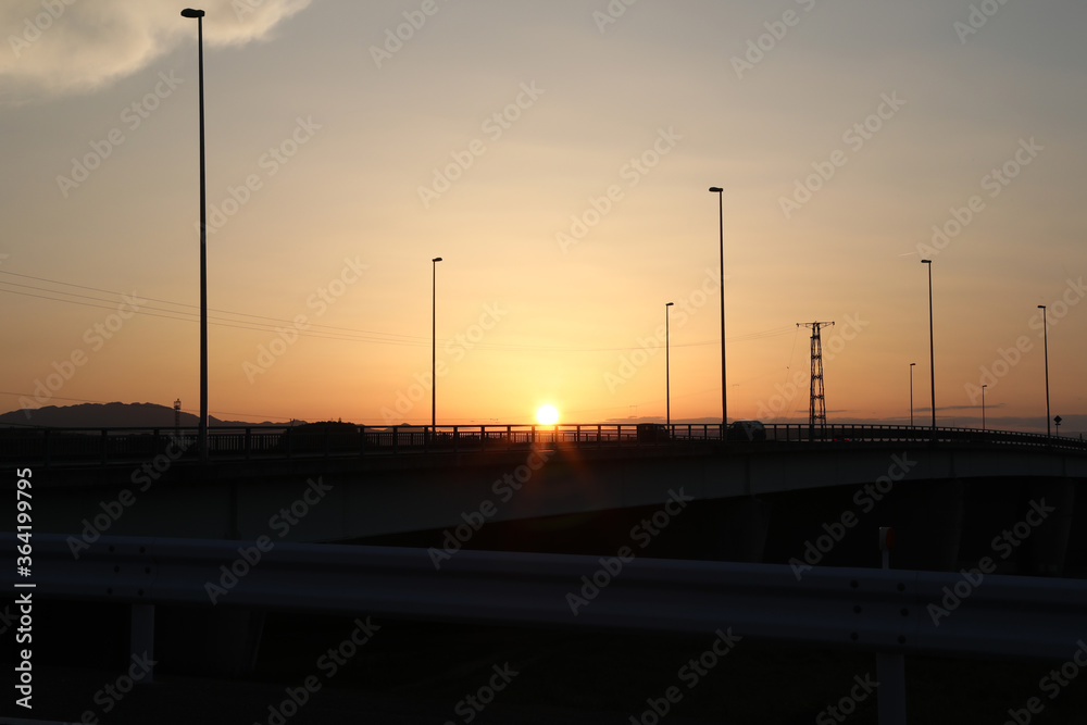 夕焼け　街路灯がシルエットに　夕暮れ時の風景　