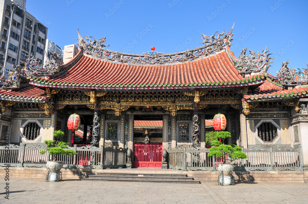 Fototapeta premium 台湾の建造物 Temple in Taiwan on a nice day