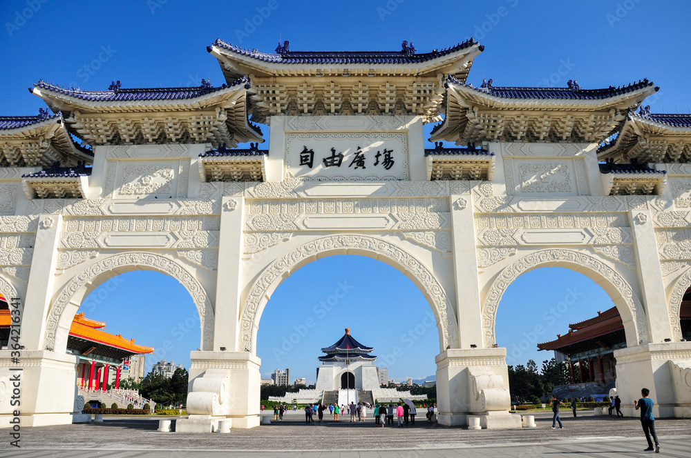 Obraz premium 中世記念堂 Traditional Taiwanese structures in good weather
