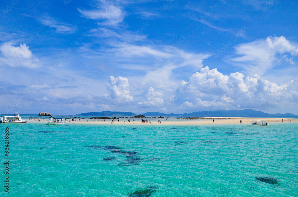 沖縄にある幻の島「浜島」 A spectacular view of a desert island in Okinawa, Japan 沖縄にある幻の島「浜島」 A spectacular view of a desert island in Okinawa, Japan