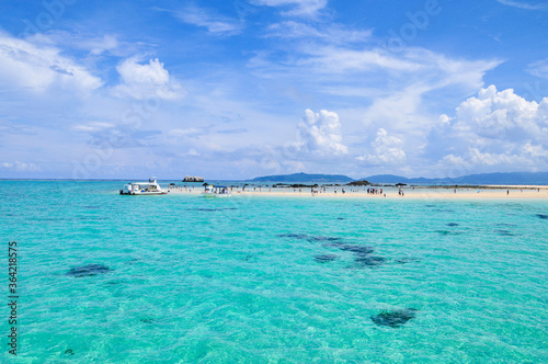沖縄にある幻の島「浜島」　A spectacular view of a desert island in Okinawa, Japan © Raicho