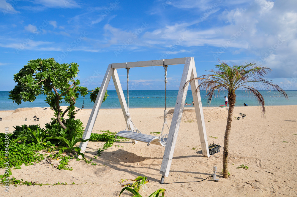 ビーチにあるブランコ A wooden swing on a beautiful beach ビーチにあるブランコ A wooden swing on a beautiful beach