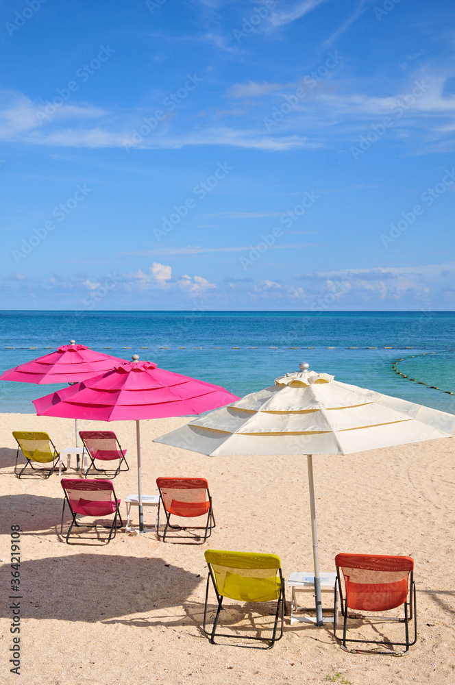 ビーチに並ぶパラソル　Umbrellas lined up on a beautiful beach