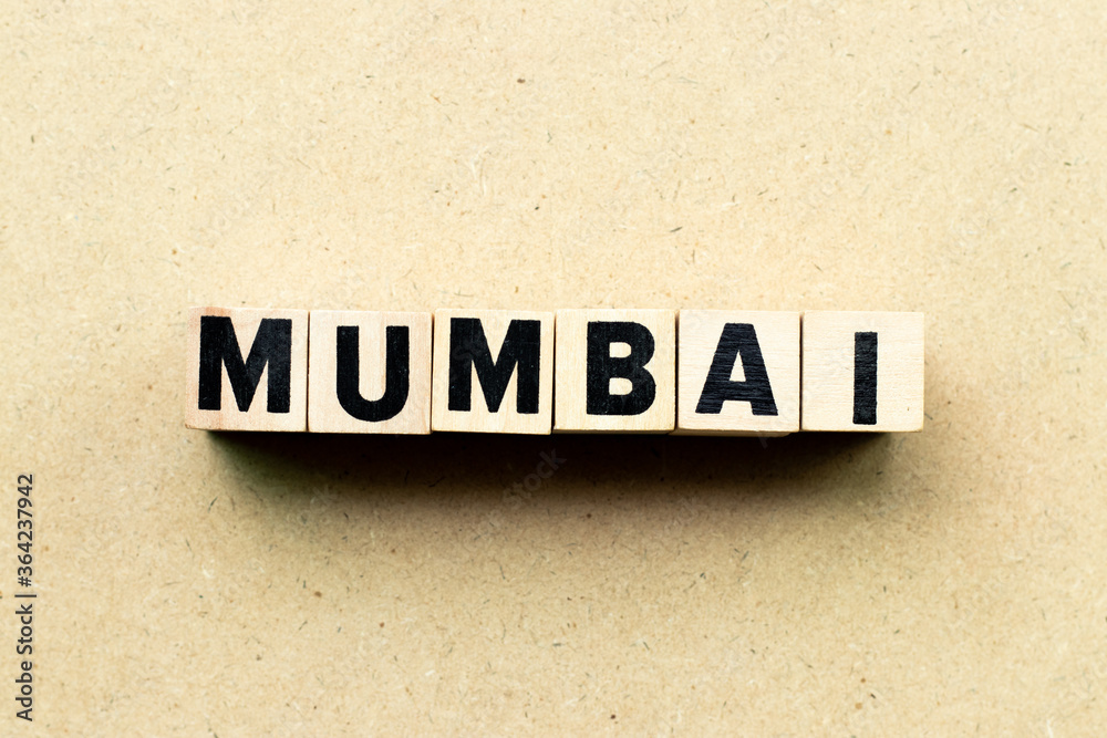 Obraz premium Blok literowy w słowie Mumbai na tle drewna