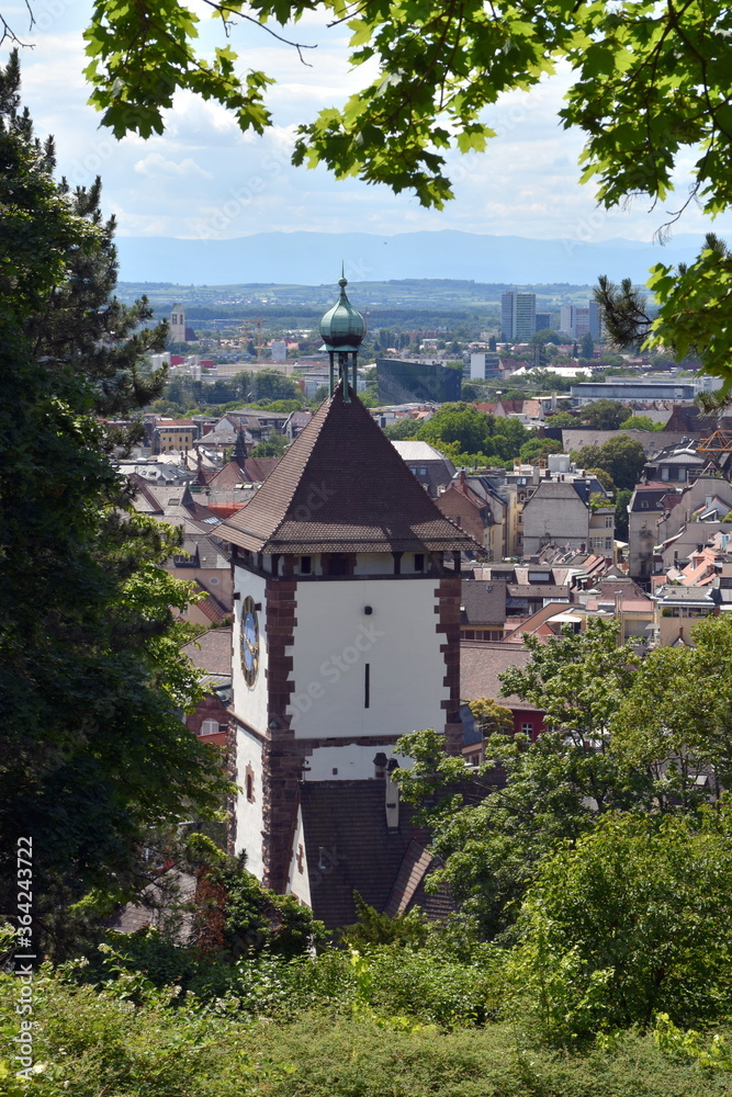 Schwabentor in Freiburg im Sommer