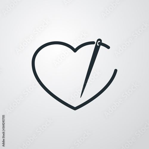 Logotipo lineal hilo en forma de corazón con aguja de coser en fondo gris