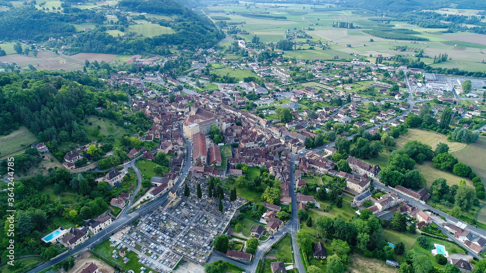 Village de Saint-Cyprien en Périgord en France vue du ciel