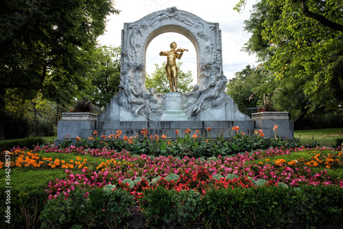 Fotografie The Statue of Johann Strauss in stadtpark in Vienna, Austria