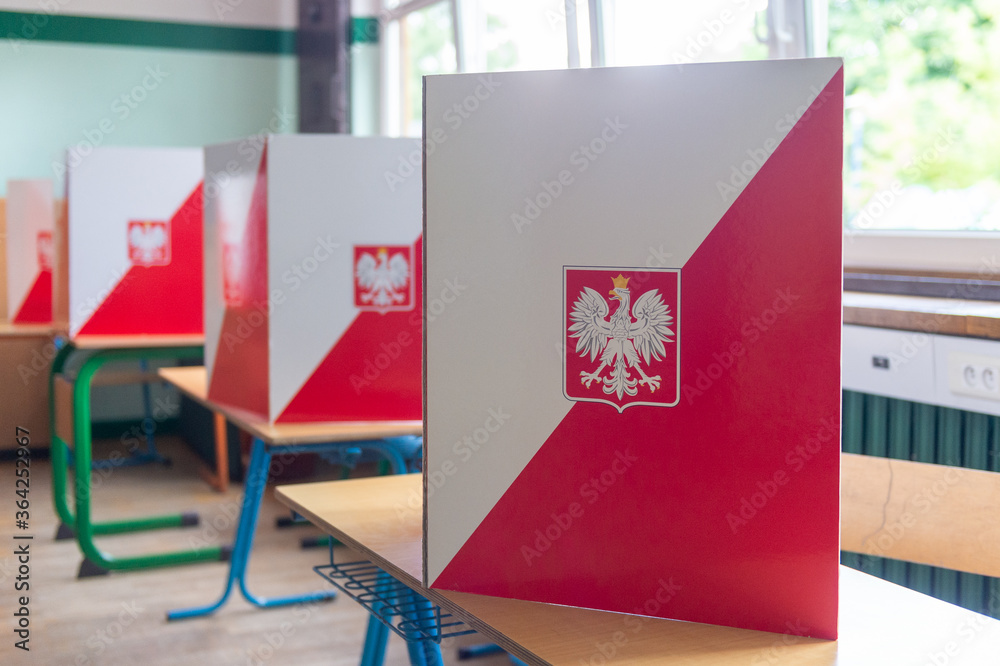 głosowanie w lokalu wyborczym, Wybory Prezydenckie 2020 w Polsce - obrazy, fototapety, plakaty 