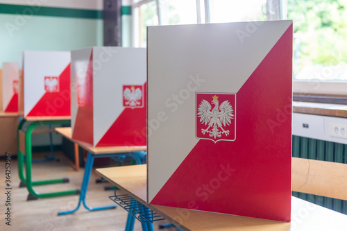 głosowanie w lokalu wyborczym, Wybory Prezydenckie 2020 w Polsce © FOTOWAWA