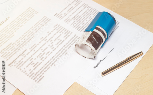 Принти на полотні signing and stamping the contract to conclude a deal concept