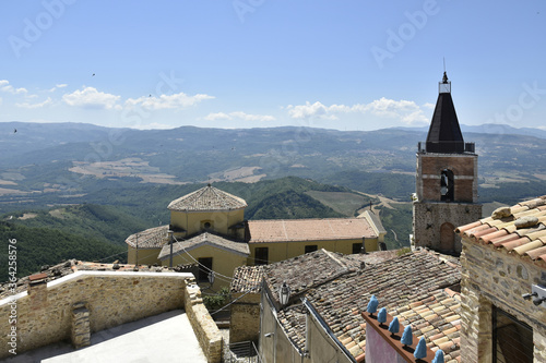 Foto Panoramic view of Cairano, a medieval village in the mountains of the province of Avellino in Italy
