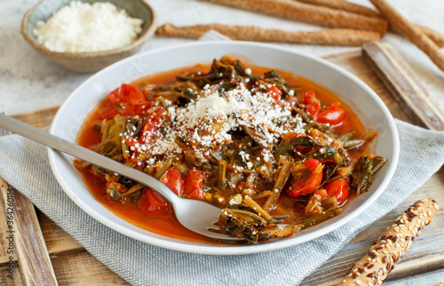 Fotografia Healthy Sauteed green cicory and tomatoes topped with caccioricotta cheese