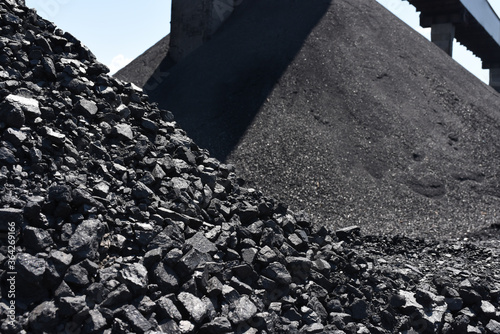 Cuadro en lienzo Heaps of industrial coal. Coal mine, coal storage.