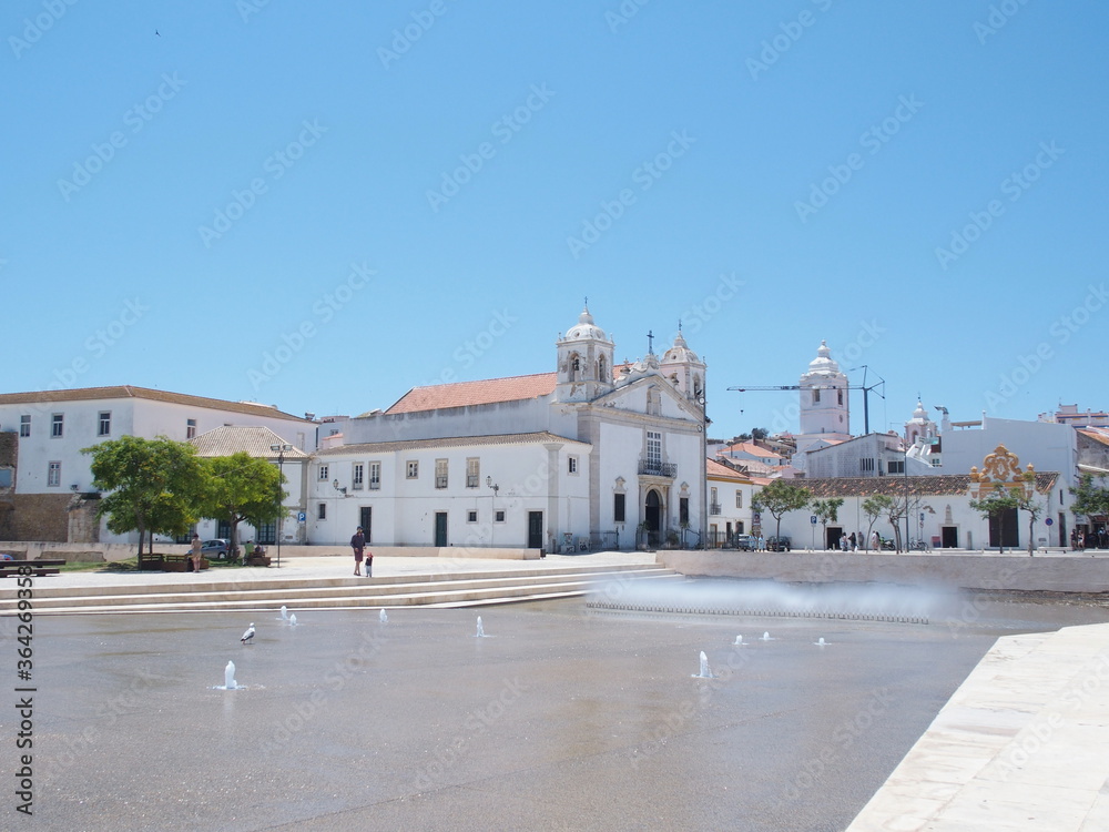 Wasserbassin, Platz der Republik und Kirche Santa Maria in Lagos Portugal