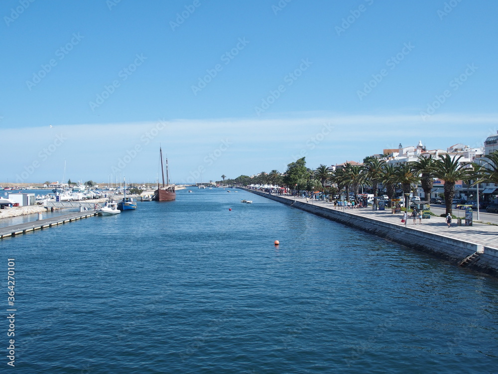Kanal Bensafrim und palmengesäumte Uferpromenade in Lagos Portugal