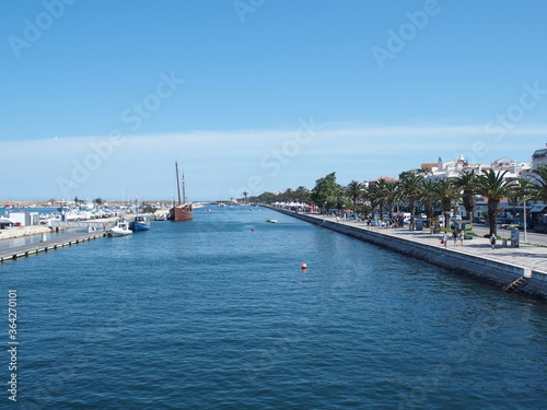 Kanal Bensafrim und palmengesäumte Uferpromenade in Lagos Portugal