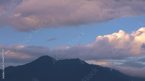 筑波山山頂を流れる雲、行き来するロープウェイ