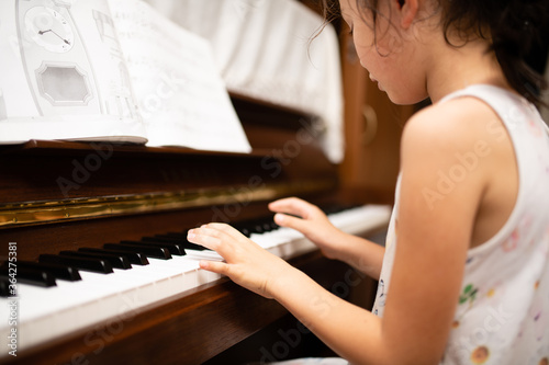 ピアノを演奏する少女