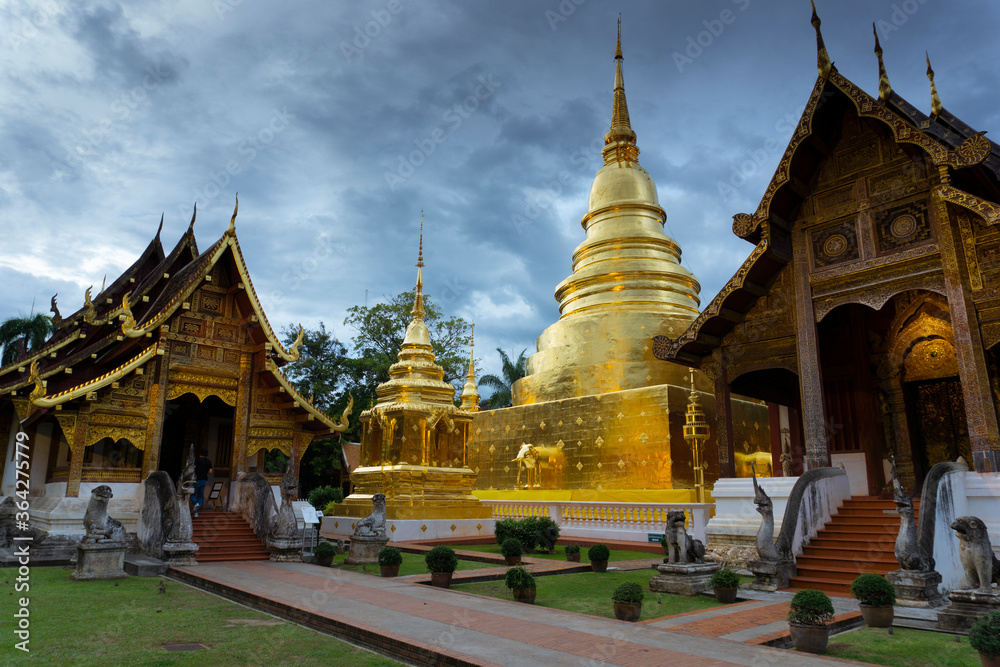Fototapeta premium Wat Phra Singh at dusk in Chiangmai, Thailand.