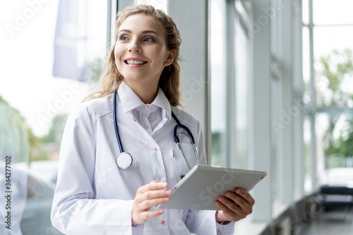 Εκτύπωση καμβά healthcare, technology and medicine concept - smiling female doctor with stethoscope taking notes at tablet pc computer
