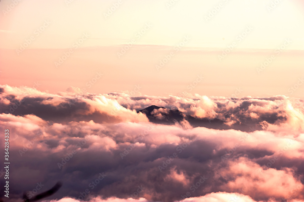 Obraz premium Beautiful sea of clouds at sunset on the top of the mountain.