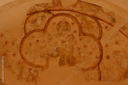 Fresque du Moyen-Âge représentant le Christ en majesté