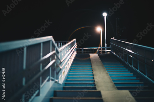 歩道橋の階段と街灯