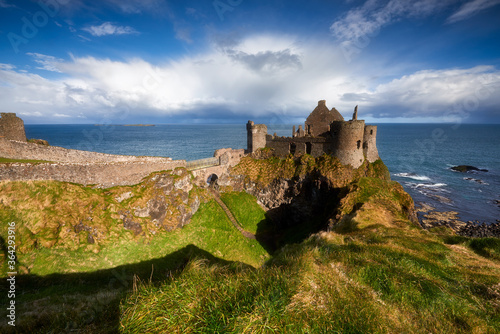 Tableau sur toile Old castle ruins, Dunluce Castle, Antrim, Northern Ireland
