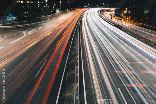 夜の道路を走る車のテールライトの線