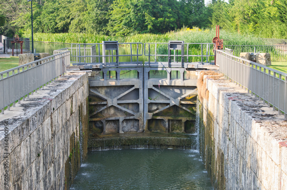 Esclusa 41 del Canal de Castilla a su paso por la provincia de Valladolid Esclusa 41 del Canal de Castilla a su paso por la provincia de Valladolid