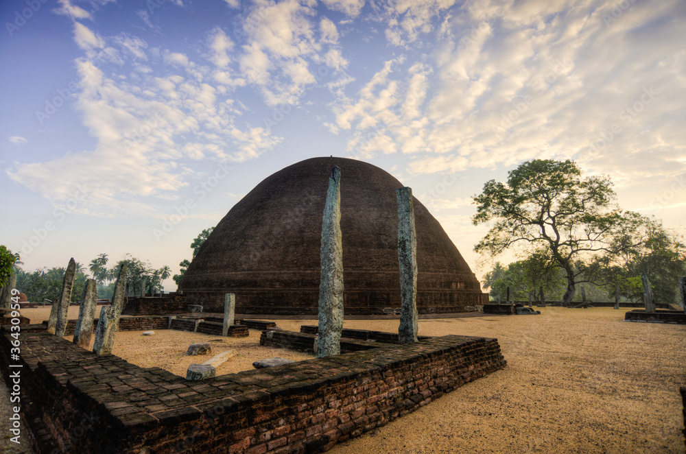 ancien temple  bouddhiste en brique dit Stupa dagoba au lever du soleil au Sri Lanka