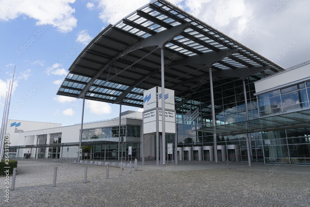 München, Bayern / Deutschland - 12. Juli 2020: West Eingang der Messe  München in Zeiten der Coronavirus Pandemie, geschlossene Türen und niemand  auf der Strasse Stock Photo | Adobe Stock