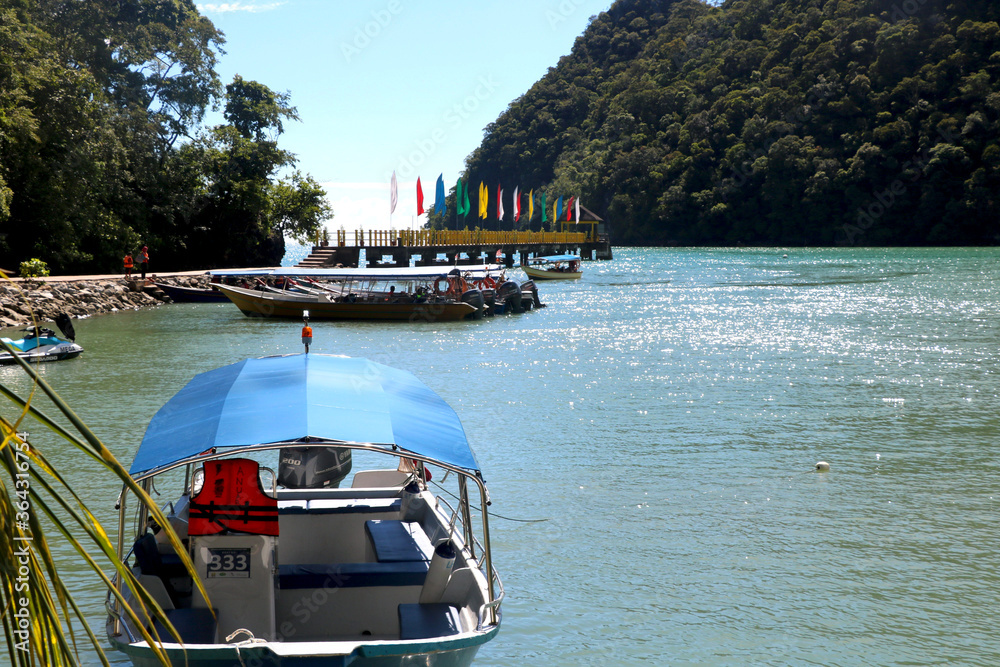 Naklejka premium tourist attraction boat is park at bay of sea