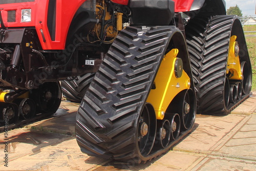 Φωτογραφία Rubber triangle crawls on new modern off road powerful heavy crawler tractor sus