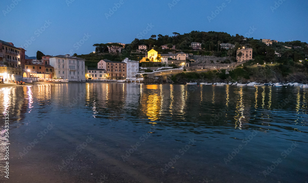 Obraz premium Beach at twilight in Sestri Levante