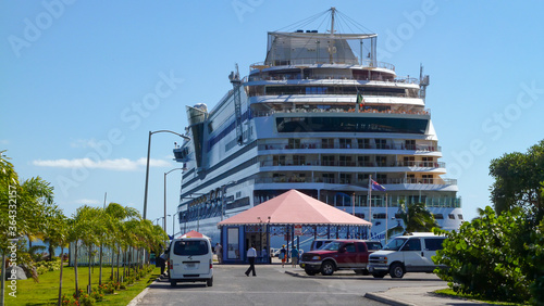 Road Town, Britische Jungferninseln - 12/10/2011: Kreuzfahrtschiff im Hafen