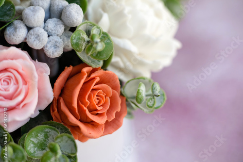 Bouquet of beautiful bright rose flowers in a gift cylindrical cardboard box © chernikovatv