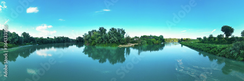 Piave - Ansa panoramica sul fiume degli argini con alberi e vegetazione in Veneto