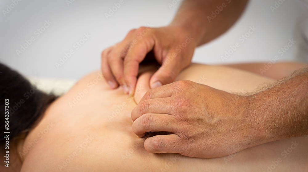 Physiotherapie durch Massage bei einer Frau.