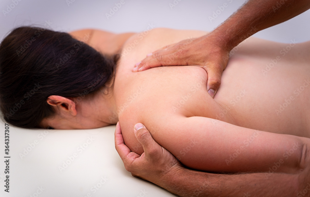 Physiotherapie durch Massage bei einer Frau.