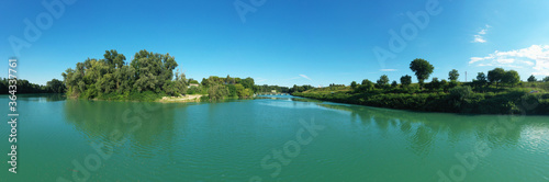 Piave - Ansa panoramica sul fiume degli argini con alberi e vegetazione in Veneto