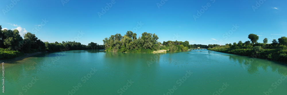 Piave - Ansa panoramica sul fiume degli argini con alberi e vegetazione in Veneto
