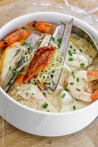 Choucroute de la mer , Choucroute de poissons
(haddock, saumon, cabillaud et grosses crevettes) photo