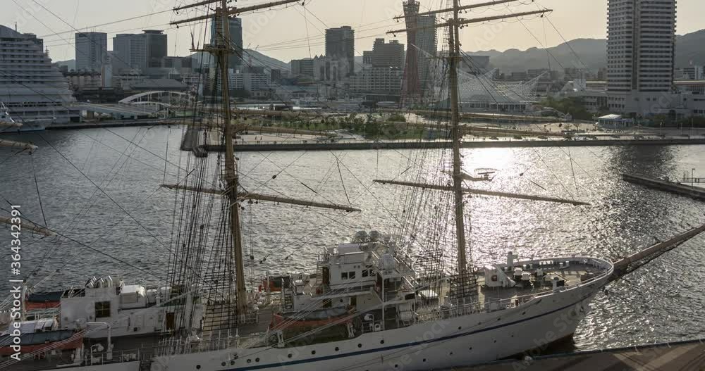 神戸のタイムラプス / 停泊する帆船と神戸の夕景