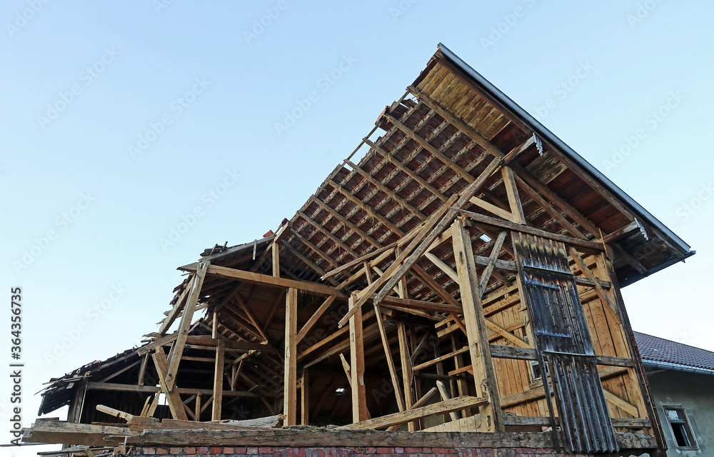 Ein altes Holzhaus wird abgerissen Ein altes Holzhaus wird abgerissen
