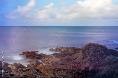 Vue apaisante de l'océan Atlantique depuis les rochers