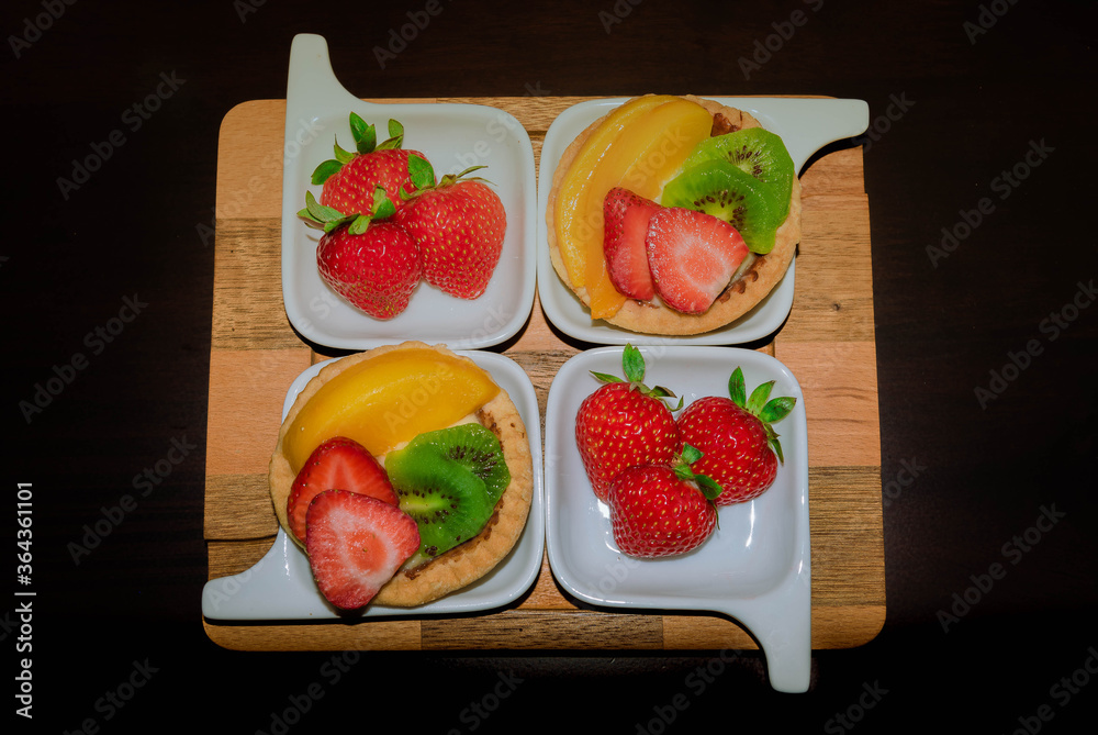 Deliciosa combinación de frutas y postres. Deliciosa combinación de frutas y postres.