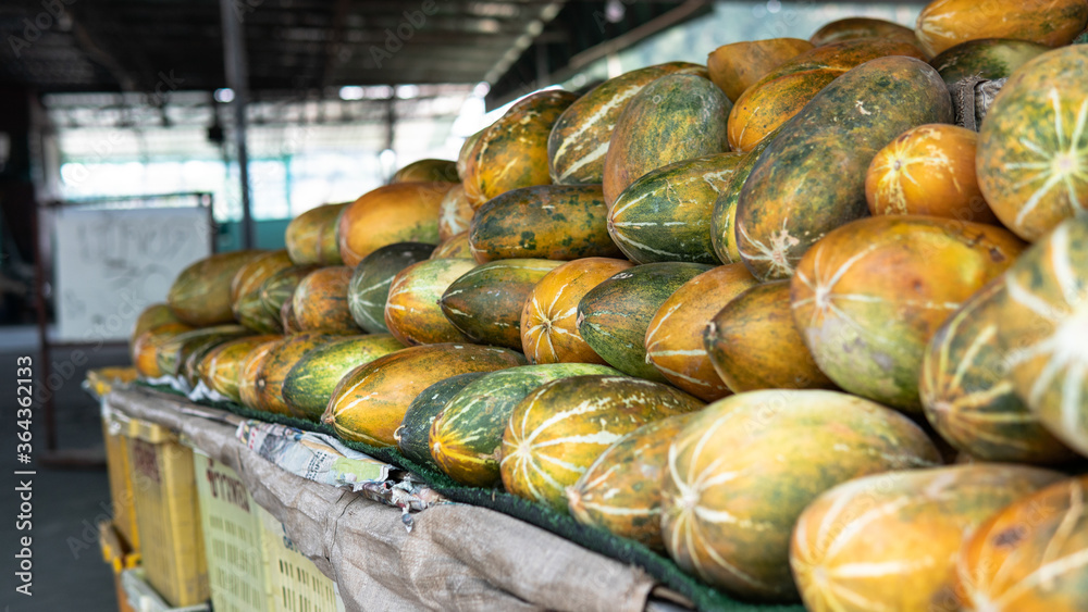 selling papaya fruits in Asian markets. Import papaya to the whole world.